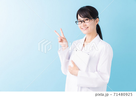 白衣の女性 タブレット 白衣の女性 タブレット 71480925