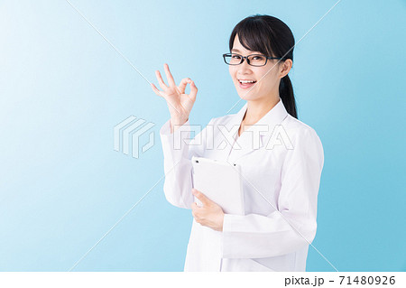 白衣の女性 タブレット 白衣の女性 タブレット 71480926