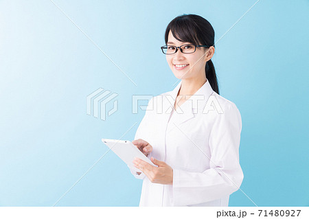白衣の女性　タブレット 71480927