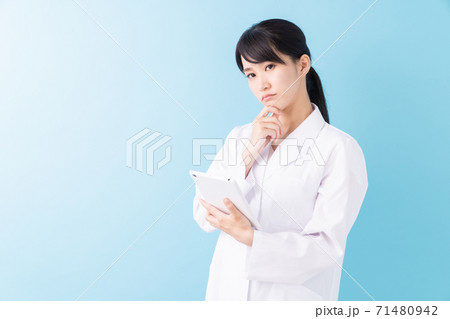 白衣の女性 タブレット 考える 白衣の女性 タブレット 考える 71480942