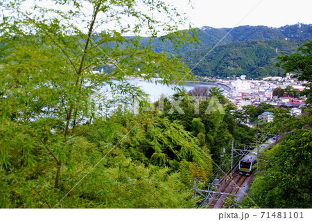 伊豆多賀 JR E233系 普通列車 ( 静岡県 熱海市 上多賀 ) 伊豆多賀 JR E233系 普通列車 ( 静岡県 熱海市 上多賀 ) 71481101