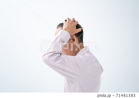 頭を抱えるシニア男性 横向きの写真素材