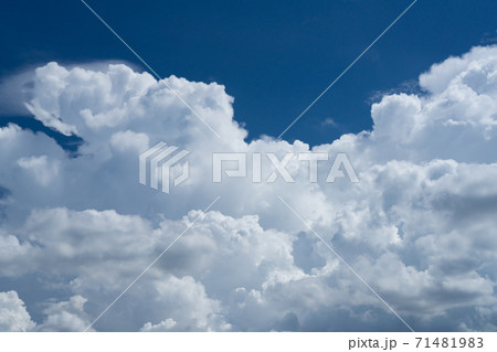 夏の空に浮かぶ白雲の写真素材