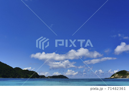 夏の沖縄 青空と渡嘉敷のビーチ 夏の沖縄 青空と渡嘉敷のビーチ 71482361