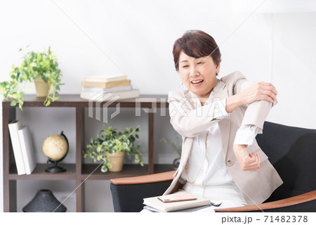 肘の痛みに悩むビジネスウーマン 71482378