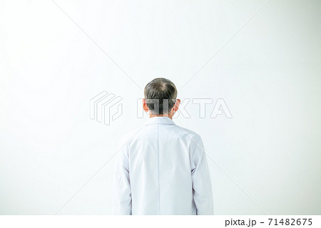 白衣のシニア男性 後ろ姿の写真素材
