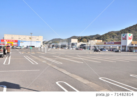 駐車場がら空き 駐車場がら空き 71482814