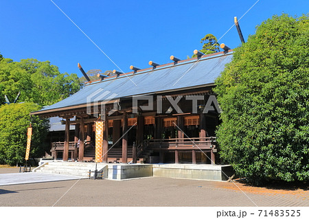 【宮崎県】晴天下の宮崎神宮 拝殿 【宮崎県】晴天下の宮崎神宮 拝殿 71483525