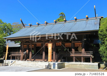 【宮崎県】晴天下の宮崎神宮　拝殿 71483526