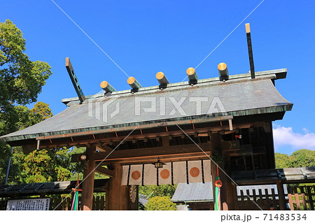 【宮崎県】晴天下の宮崎神宮　神門 71483534