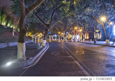 静かな夜の道路(中国) 静かな夜の道路(中国) 71483905