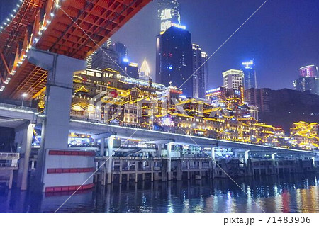 長江から撮影した夜の洪崖洞(中国重慶) 長江から撮影した夜の洪崖洞(中国重慶) 71483906