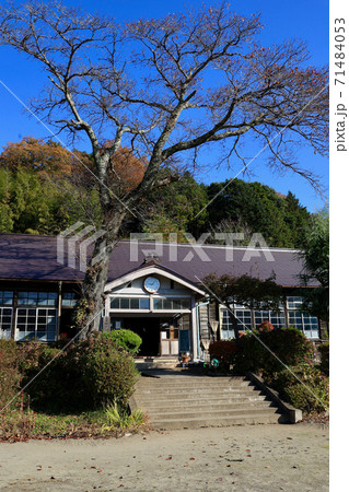 11月の旧上岡小学校 茨城県大子町 11月の旧上岡小学校 茨城県大子町 71484053