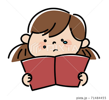 本を読んで感動する女の子のイラストのイラスト素材