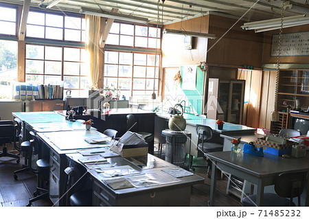 旧上岡小学校の職員室　 71485232