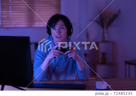 徹夜でオンラインゲームに熱狂する若い男性 徹夜でオンラインゲームに熱狂する若い男性 71485235