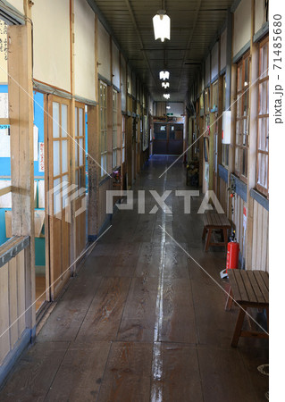 旧上岡小学校の廊下 旧上岡小学校の廊下 71485680