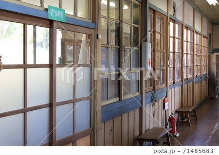 旧上岡小学校の廊下 旧上岡小学校の廊下 71485683
