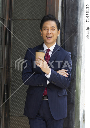 スーツを着た50代ビジネスマン スーツを着た50代ビジネスマン 71486139