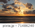 伊豆下田白浜海岸の日の出 71486240