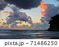 伊豆下田白浜海岸朝焼け 71486250