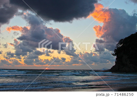 伊豆下田白浜海岸朝焼け 71486250