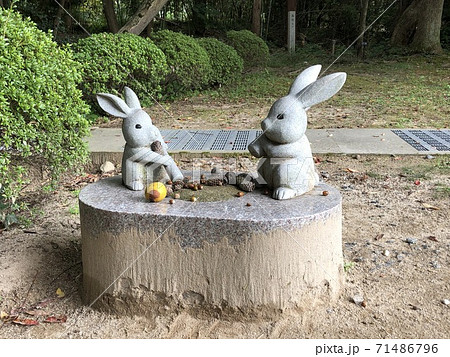 出雲大社 杵（きね）を持って餅つきをするウサギの石像》（島根県 出雲