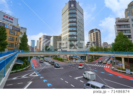 東京都渋谷区東3丁目の渋谷橋交差点の歩道橋から北側を見る 71486874