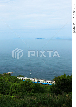 伊予灘の景色を眺めながら、進んでいく列車 伊予灘の景色を眺めながら、進んでいく列車 71489235