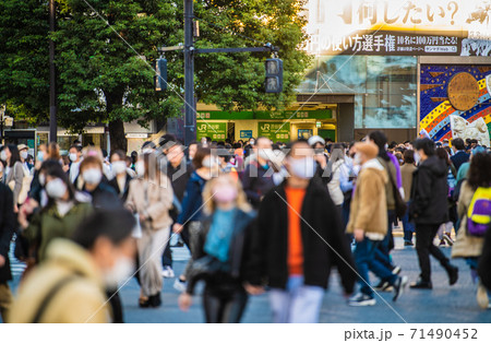 日本の東京都市景観　東京・渋谷。全国で連日感染者が増加…。それでも、マスク姿の人たちで溢れた 71490452