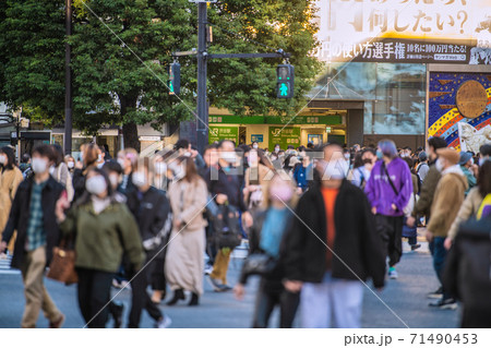 日本の東京都市景観 東京・渋谷。全国で連日感染者が増加…。それでも、マスク姿の人たちで溢れた 日本の東京都市景観 東京・渋谷。全国で連日感染者が増加…。それでも、マスク姿の人たちで溢れた 71490453