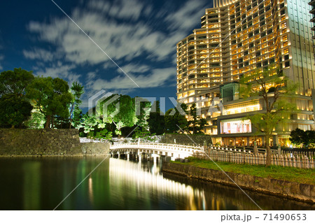 夜の和田倉橋と城の跡 石垣と池の写真素材