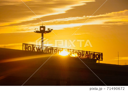 早朝の羽田空港 日の出 （第一ターミナル） 71490672