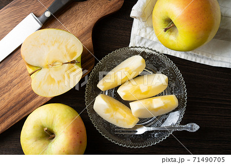 切り分けられたりんご　ぐんま名月 71490705