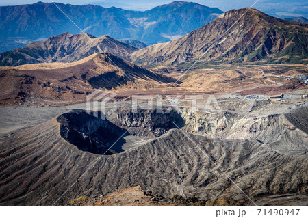 阿蘇山の山頂絡みたクレーター 阿蘇山の山頂絡みたクレーター 71490947