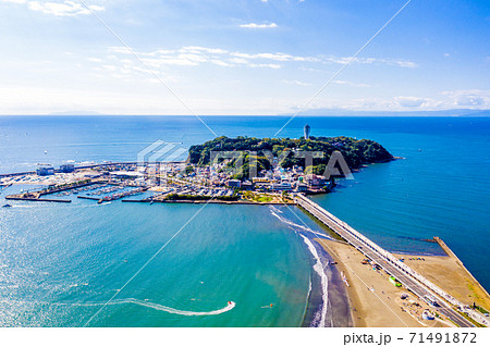 江の島と江の島大橋（神奈川県藤沢市） 71491872