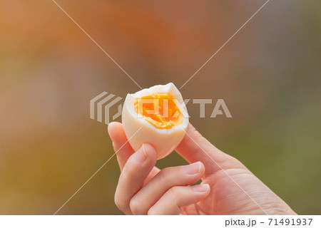 食べかけのゆで卵 71491937