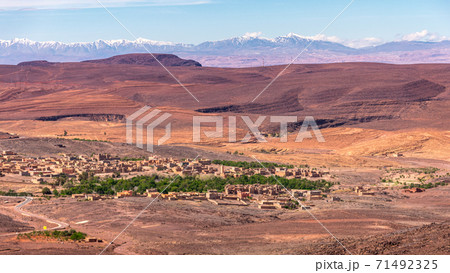 Daytime wide angle shoot of a town and the Atlas Mountains in the background, Morocco. 71492325