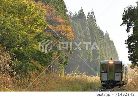 紅葉の北上線 71492345