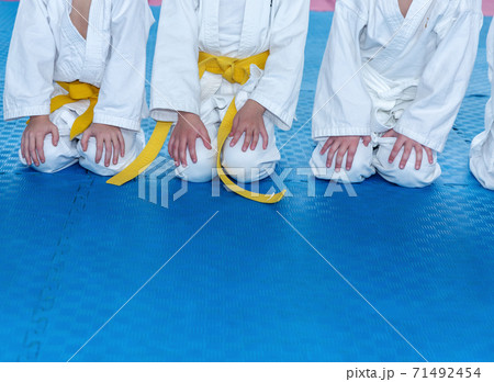 Children in kimono are sitting on tatami 71492454