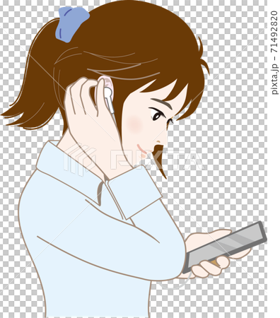 一個女人在她的手機上聽音樂 71492820