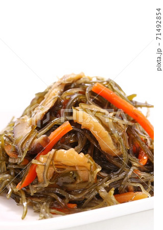 切り昆布の煮物　刻み昆布　ちくわ　人参　白背景 71492854