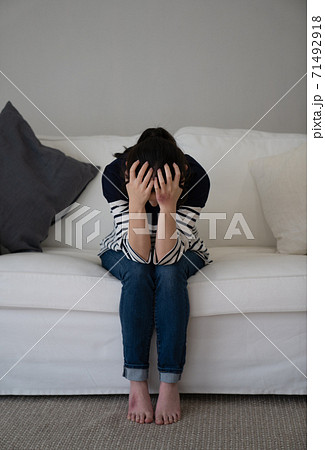 DVに怯える女性イメージ 71492918