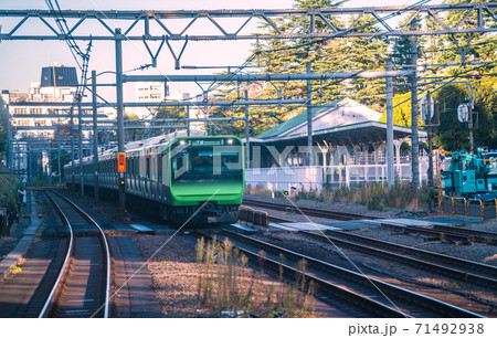 日本の東京都市景観　山手線とフェンスが設置された原宿駅「宮廷ホーム」などを望む 71492938