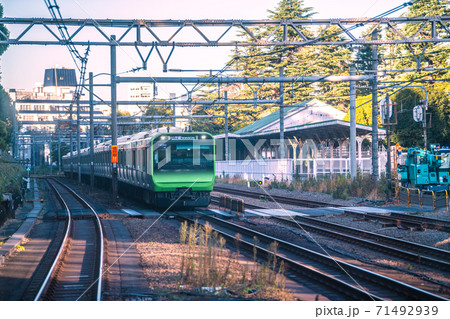 日本の東京都市景観　山手線とフェンスが設置された原宿駅「宮廷ホーム」などを望む 71492939