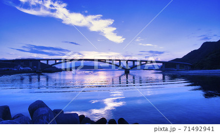 沖縄 朝焼けの阿嘉島の漁港と阿嘉大橋 沖縄 朝焼けの阿嘉島の漁港と阿嘉大橋 71492941