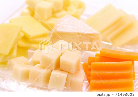 チーズ盛り合わせ　カマンベールチーズ他　白背景 71493005