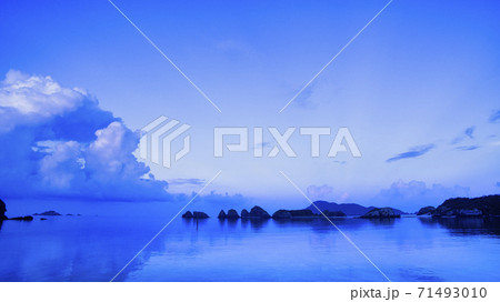 沖縄　阿嘉島の朝の海　凪の海 71493010