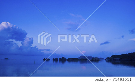 沖縄　阿嘉島の朝の海　凪の海 71493011