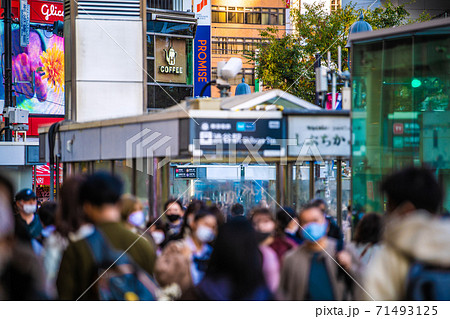日本の東京都市景観　東京・渋谷。全国で連日感染者が増加…。それでも、マスク姿の人たちで溢れた 71493125